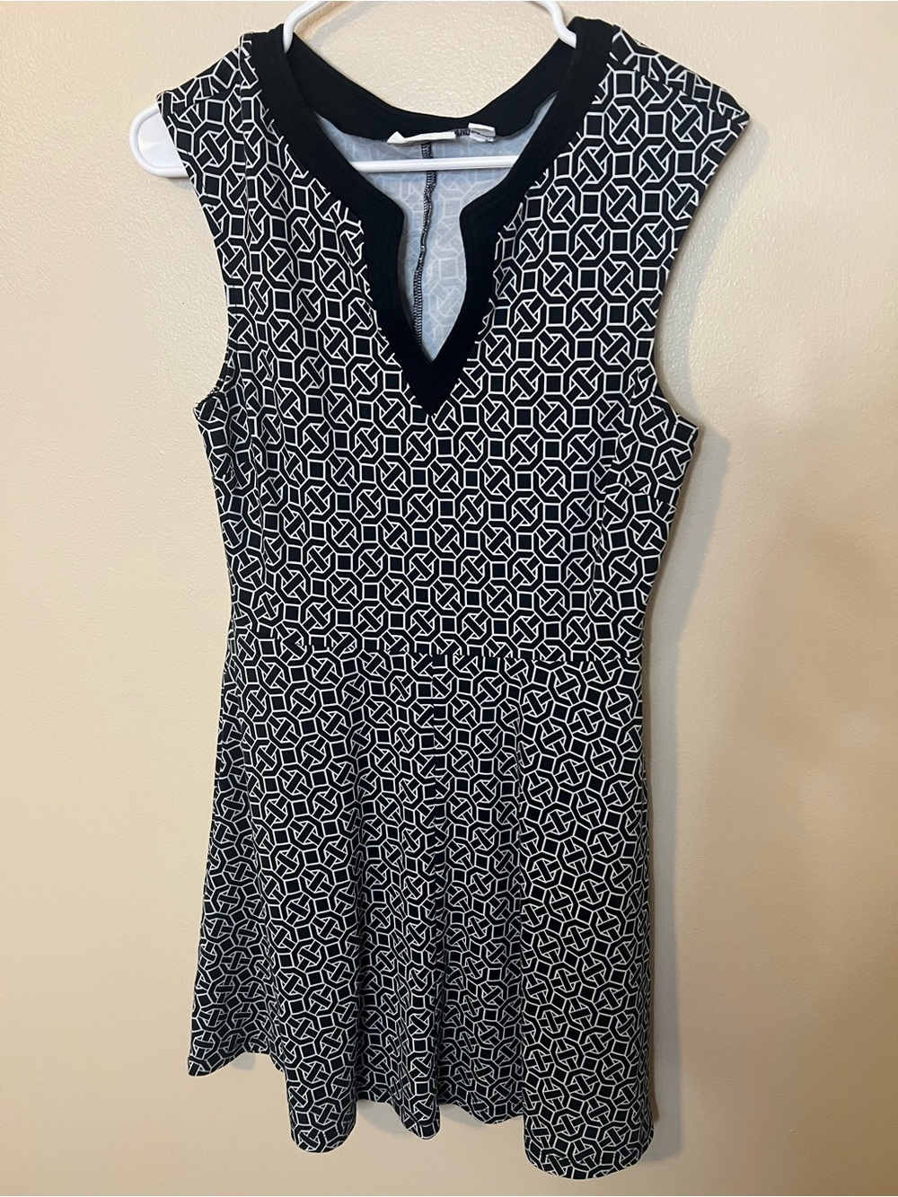 New York And Company Sleeveless V-Neck Black And White Geometric Pattern Dress